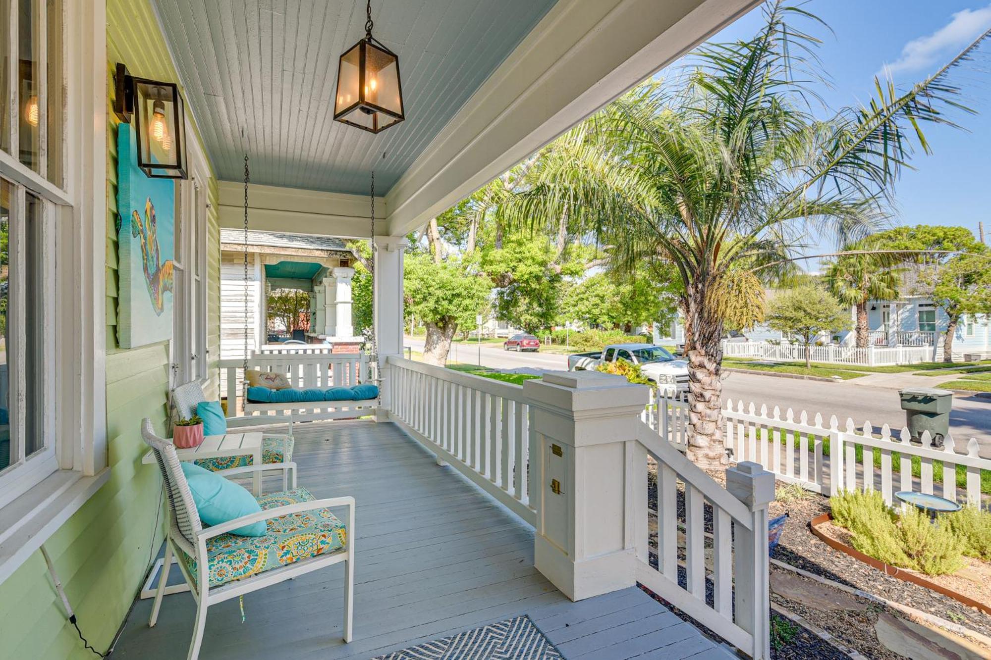 Walk To Galveston Beach Texas Home With Fenced Yard Bagian luar foto