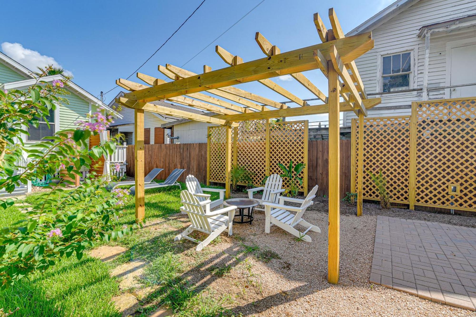 Walk To Galveston Beach Texas Home With Fenced Yard Bagian luar foto