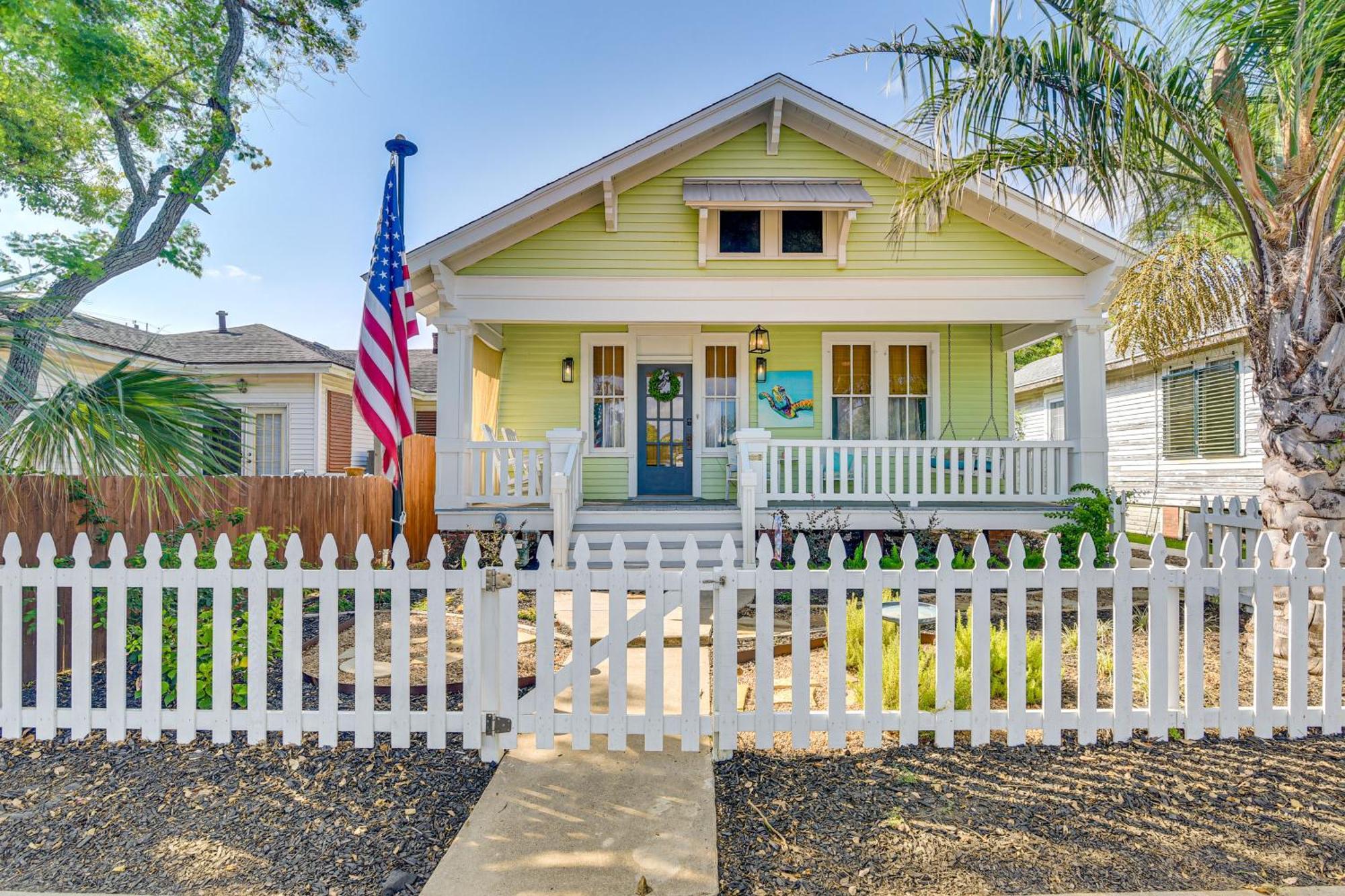 Walk To Galveston Beach Texas Home With Fenced Yard Bagian luar foto