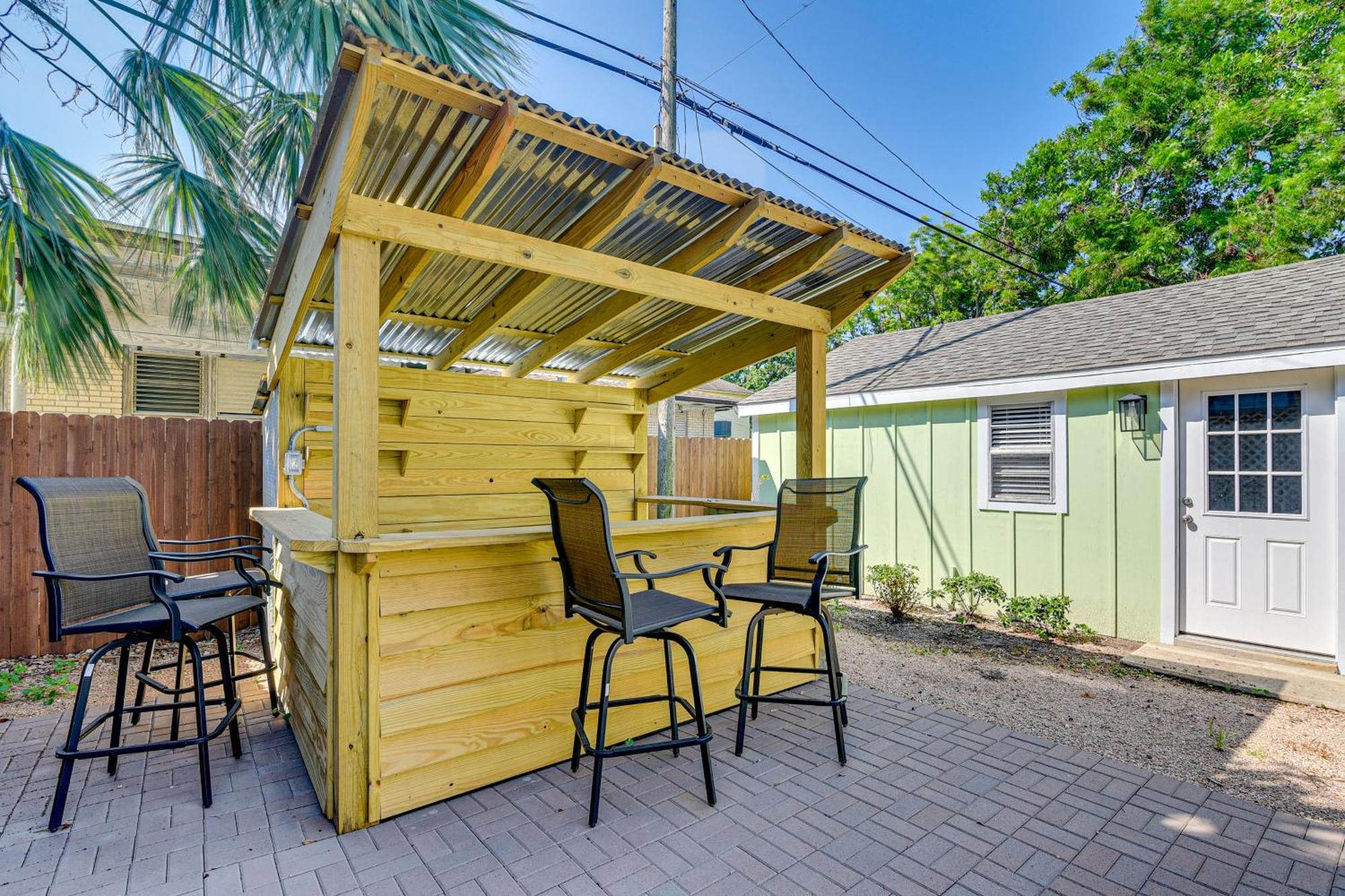 Walk To Galveston Beach Texas Home With Fenced Yard Bagian luar foto