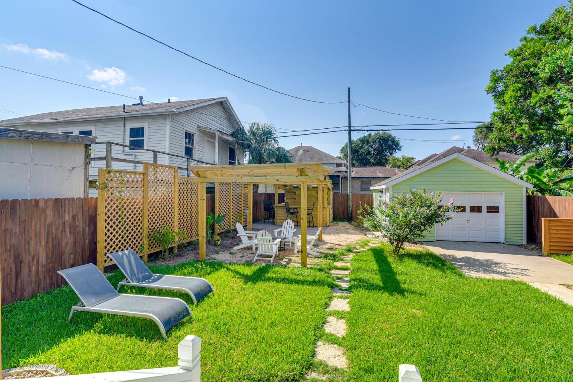 Walk To Galveston Beach Texas Home With Fenced Yard Bagian luar foto