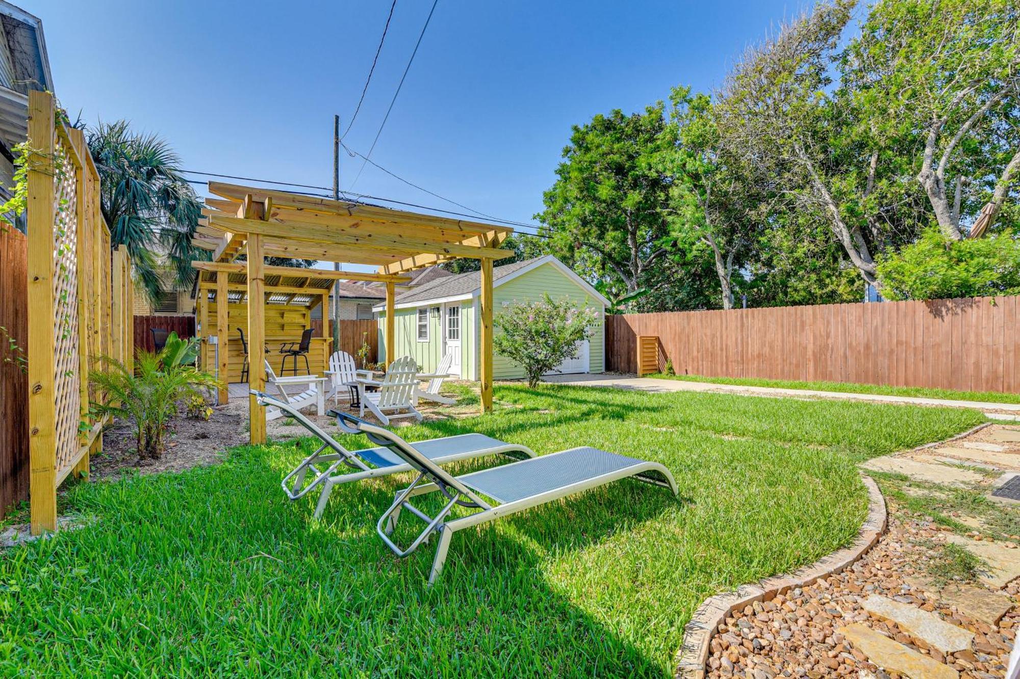 Walk To Galveston Beach Texas Home With Fenced Yard Bagian luar foto