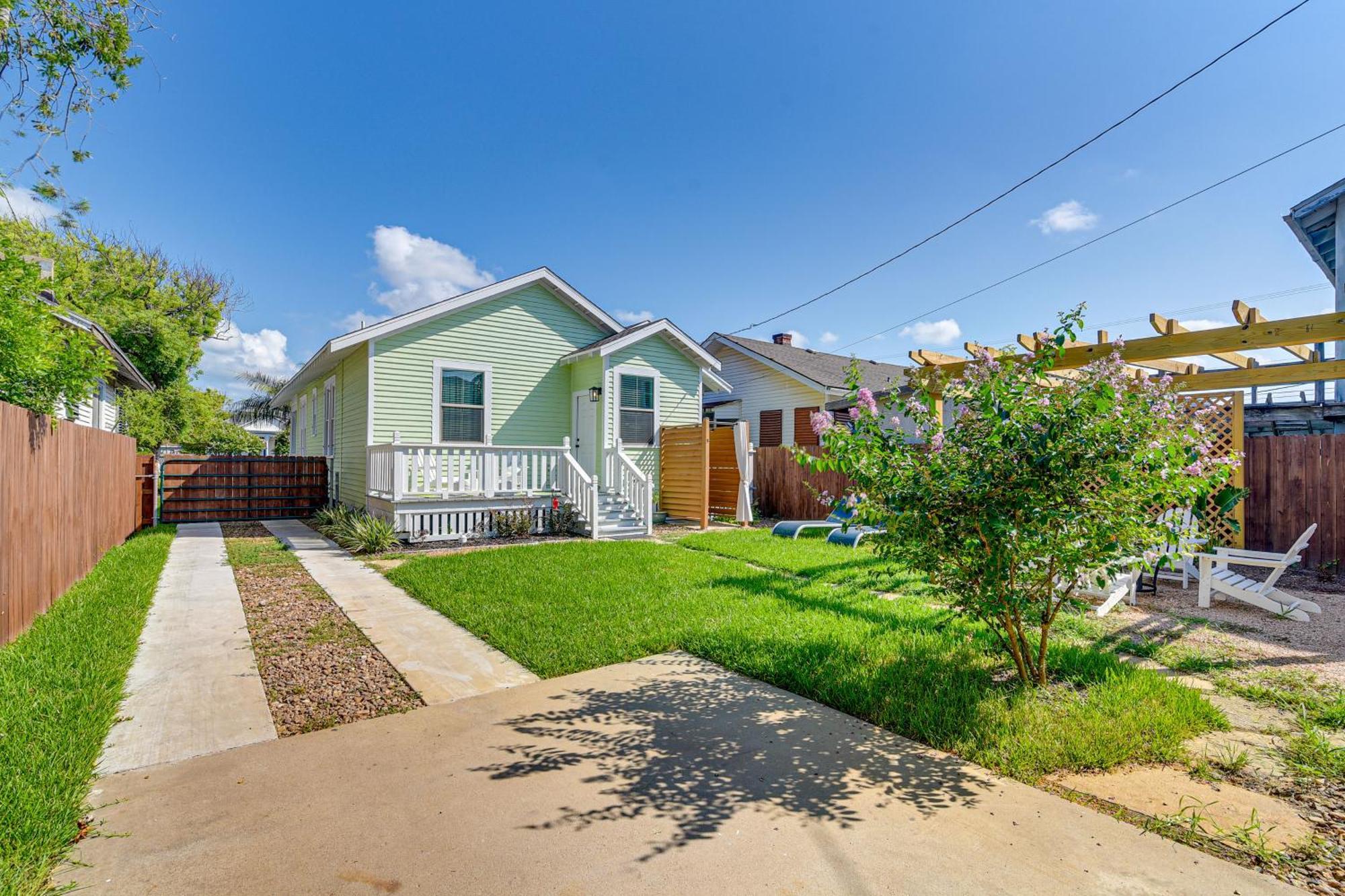 Walk To Galveston Beach Texas Home With Fenced Yard Bagian luar foto